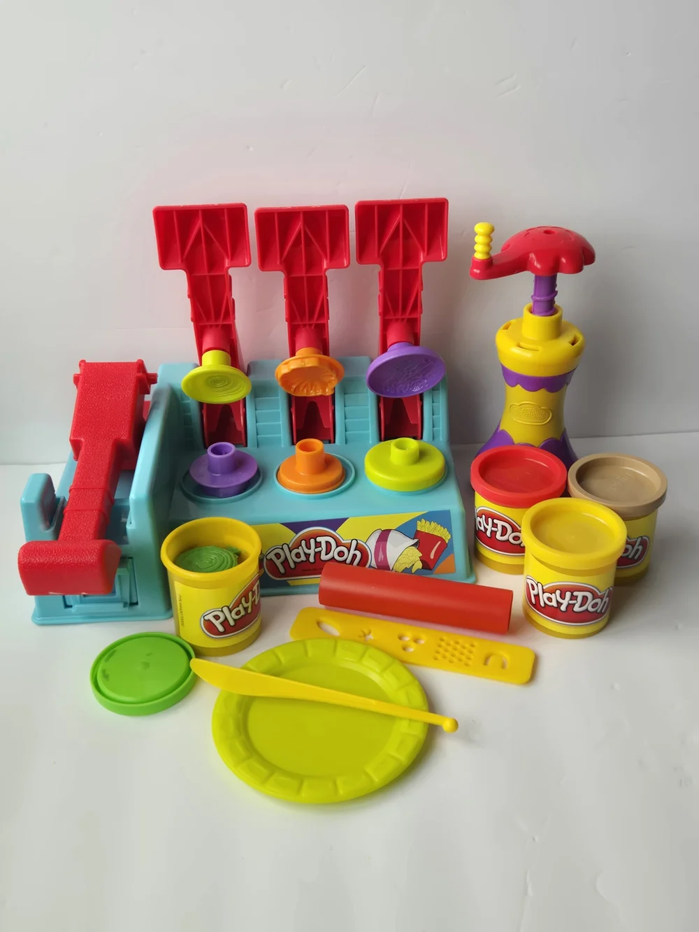 Retired Play-Doh Burger Builder Playset Food Maker Mold Extruder Toy Set 2011